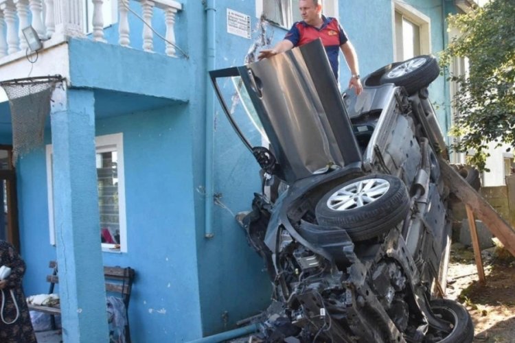 Kontrol&uuml;n&uuml; kaybeden s&uuml;r&uuml;c&uuml;, otomobiliyle evin bah&ccedil;esine u&ccedil;tu