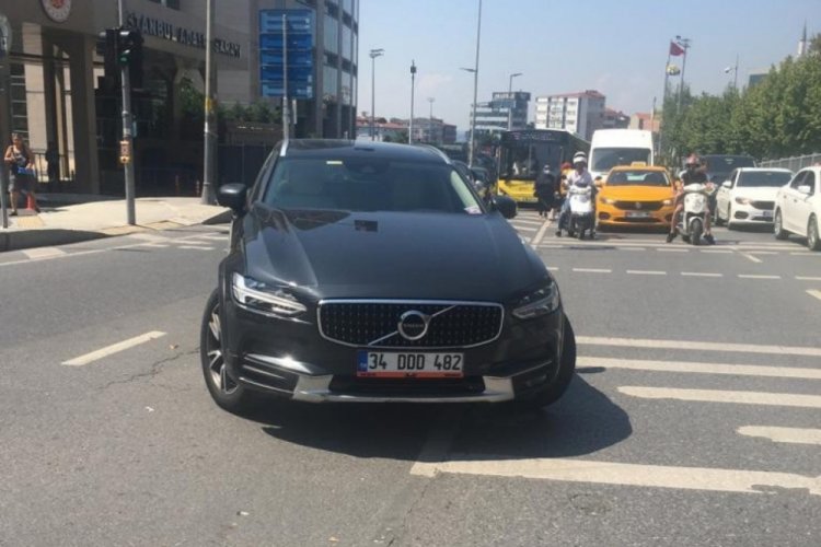 &Uuml;nl&uuml; futbolcu Mustafa Muhammed'e kaza şoku: Arkadaşı 2 milyonluk cipiyle adama &ccedil;arptı