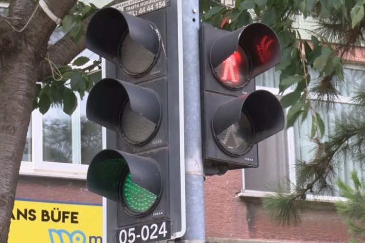 Renk değiştirmeyen trafik ışığı
