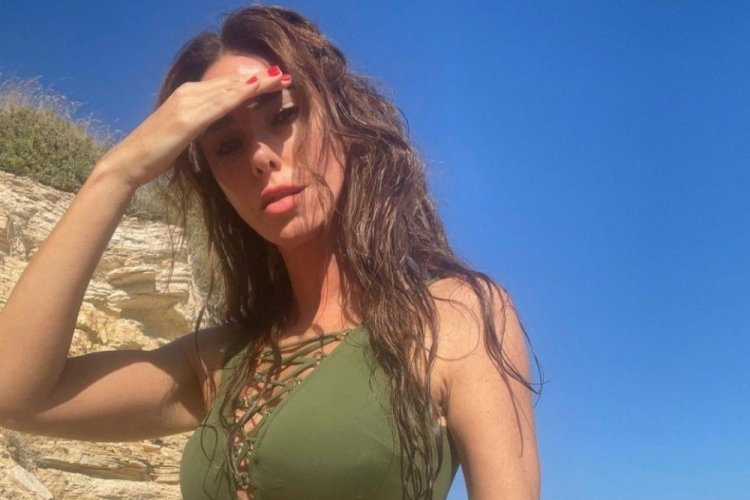Defne Samyeli, yeşil bikinisiyle poz verdi