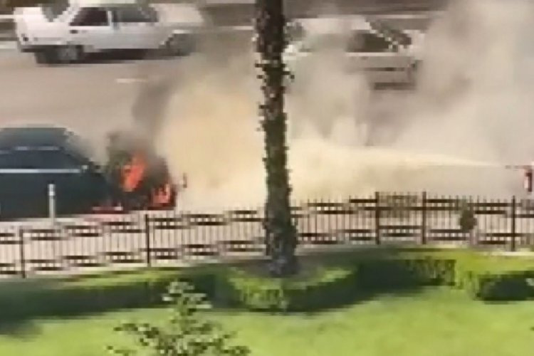 Bursa'da seyir halindeki l&uuml;ks otomobil alev alev yandı