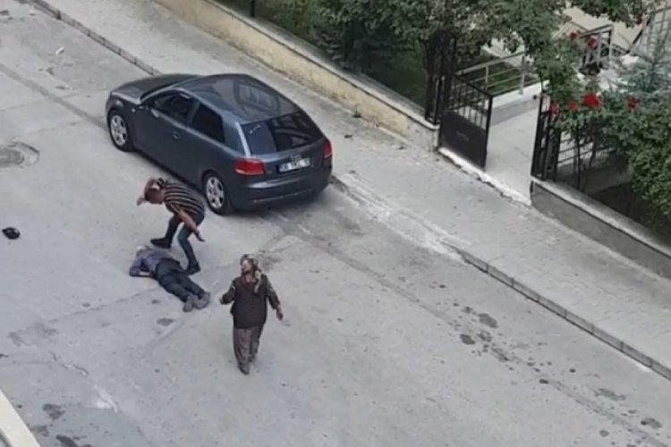 Annesine tacizde bulunduğunu &ouml;ne s&uuml;r&uuml;p sokak ortasında dakikalarca tekmeledi