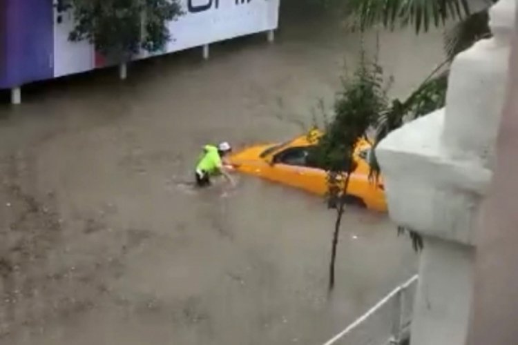 Sel sonrası mahsur kalan taksiciyi polis kurtardı