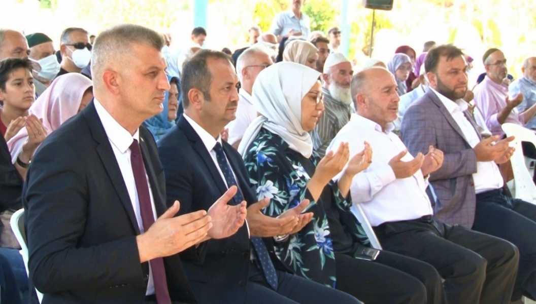 Depremde yaşamını yitirenler i&ccedil;in eller semaya a&ccedil;ıldı