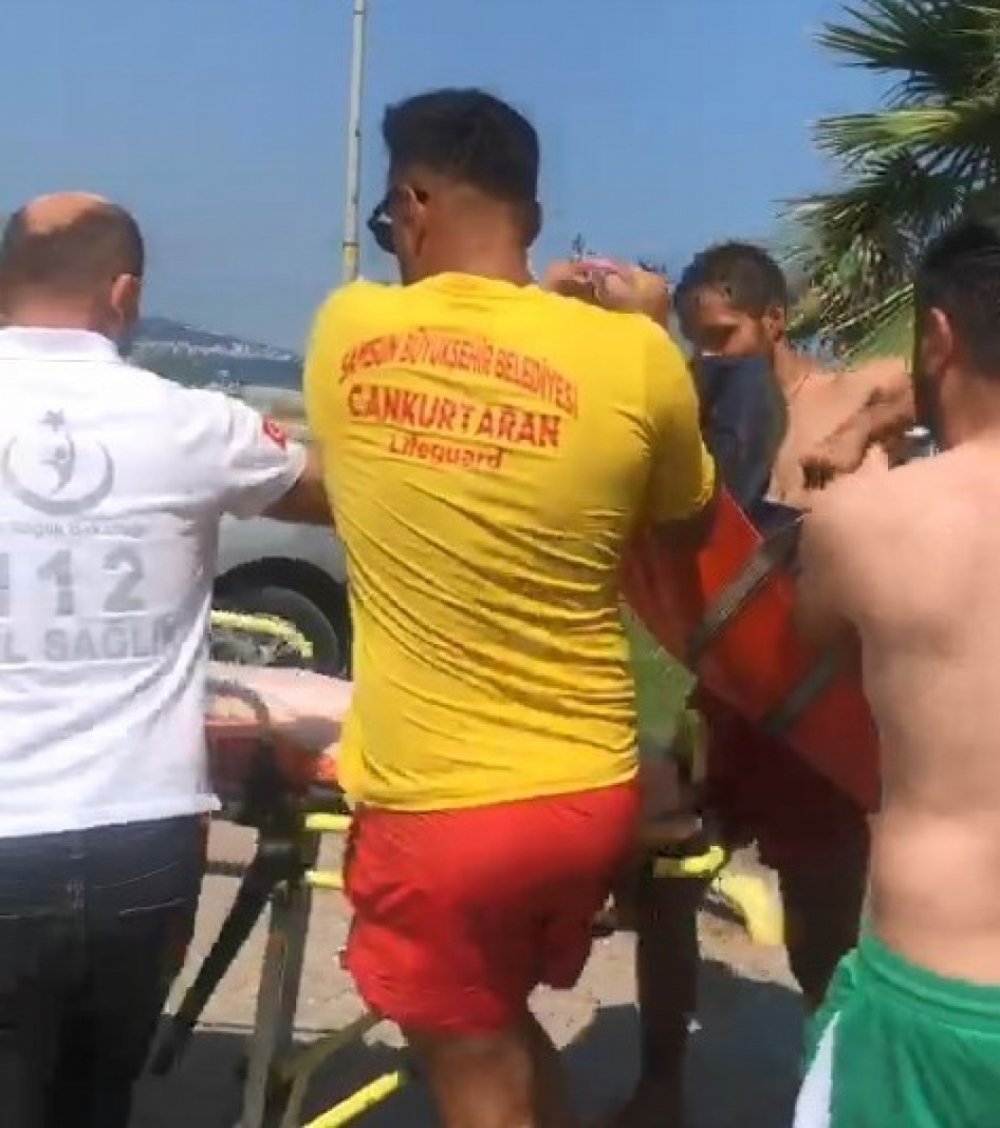 Denizde &ouml;l&uuml;mden d&ouml;nen iki kadın hastaneye kaldırıldı
