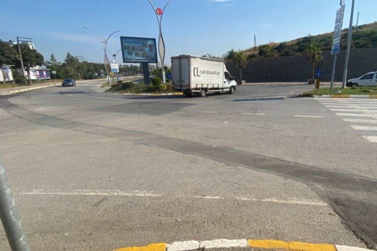 "Dur" ihtarına uymayan şahıs aracıyla polise &ccedil;arpıp ka&ccedil;tı