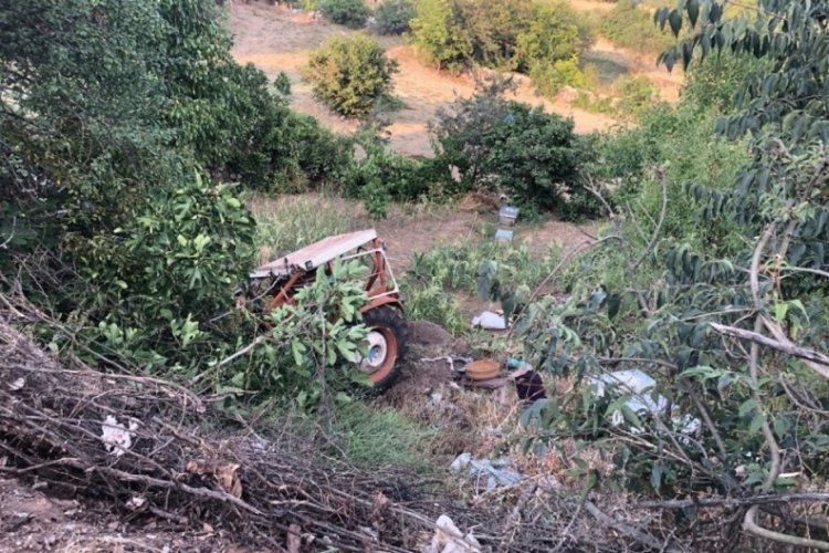 Devrilen trakt&ouml;r&uuml;n altında kalan karı-koca feci şekilde can verdi