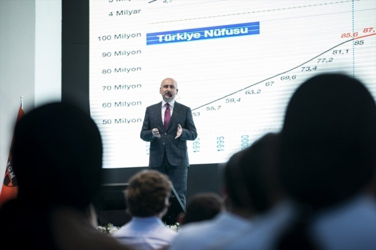 Bakan Karaismailoğlu, stajer &ouml;ğrencilerle bir araya geldi