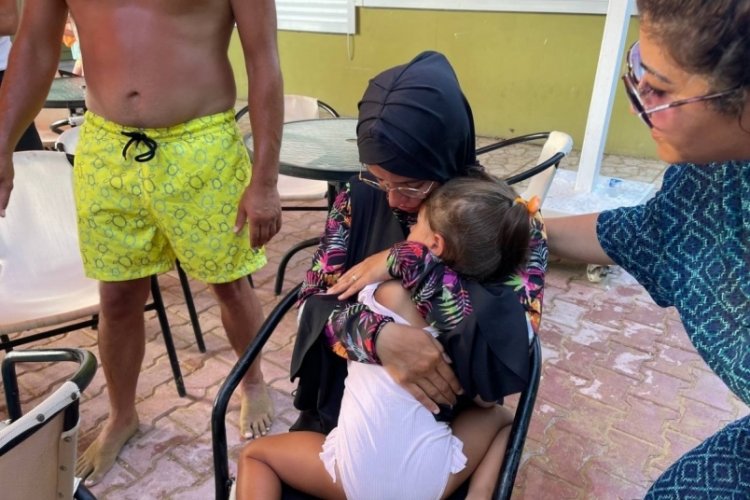 Sahilde kaybolan kızına kavuşan anne, g&ouml;zyaşlarına boğuldu