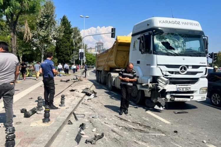 Hafriyat kamyonu scooter y&uuml;kl&uuml; araca &ccedil;arptı