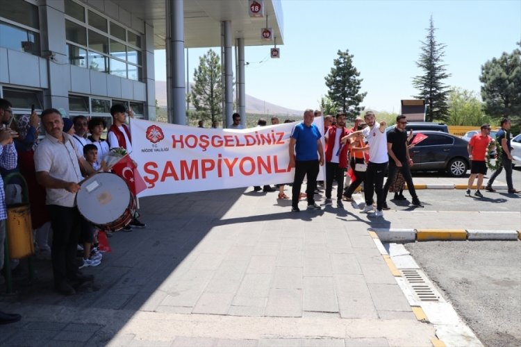 Avrupa şampiyonu halterci memleketi Niğde'de coşkuyla karşılandı