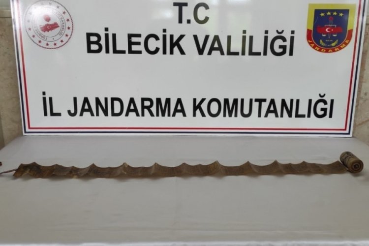 Yılan derisi &uuml;zerine yazılmış dini tarihi eser ele ge&ccedil;irildi