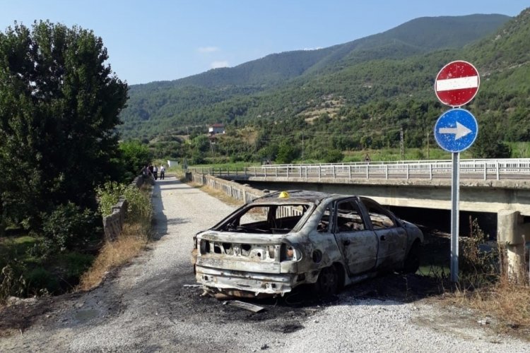 Yol kenarında yanmış halde bulunan aracın sahibi i&ccedil;in arama &ccedil;alışması başlatıldı