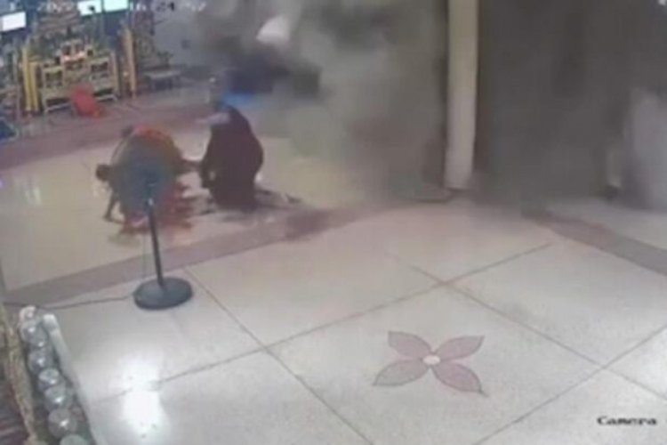 Tayland'da tapınakta tavan &ccedil;&ouml;kt&uuml;