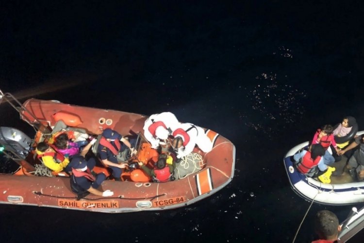 Lastik botla Midilli Adası'na ge&ccedil;meye &ccedil;alışan 10 d&uuml;zensiz g&ouml;&ccedil;men, Ayvalık'ta kurtarıldı