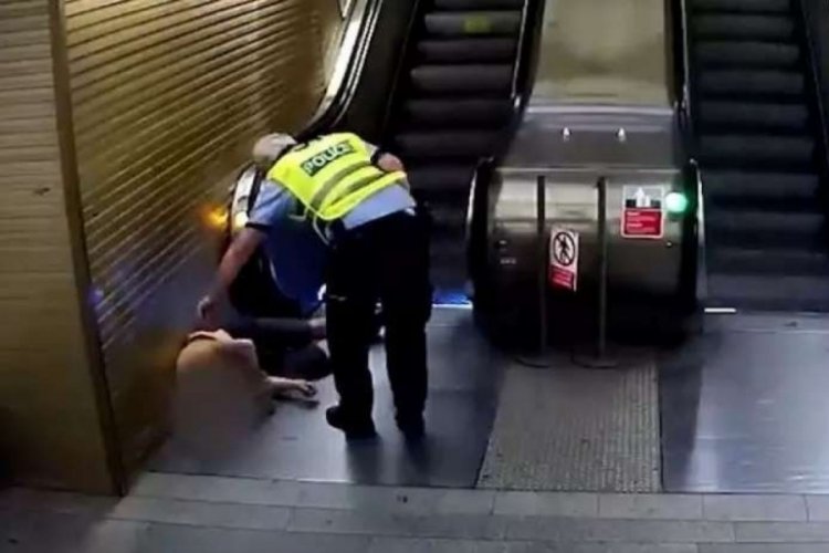 Y&uuml;r&uuml;yen merdivene ters binen hırsız polis tarafından yakalandı