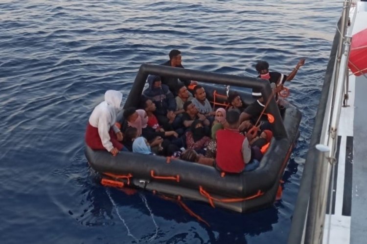 44 d&uuml;zensiz g&ouml;&ccedil;men yakalandı, 23'&uuml; kurtarıldı