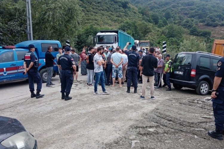 Trabzon'da vatandaşlar yol kapattı
