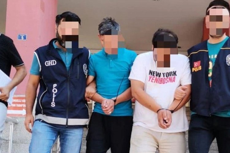 TEM'de durdurulan otomobilin i&ccedil;inden 9 d&uuml;zensiz g&ouml;&ccedil;men &ccedil;ıktı
