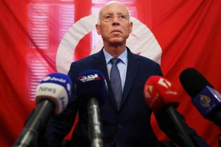 Tunus'ta Cumhurbaşkanı Said duyurdu! Yeni anayasa y&uuml;r&uuml;rl&uuml;ğe girdi