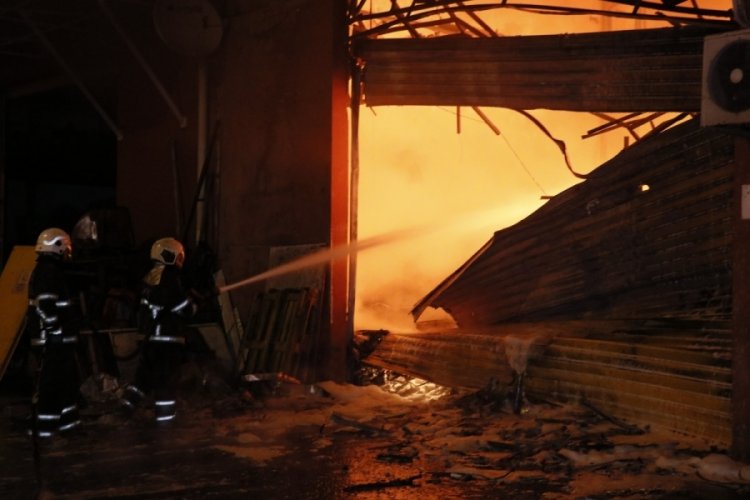 Yedek par&ccedil;a deposunda yangın: 2 yaralı