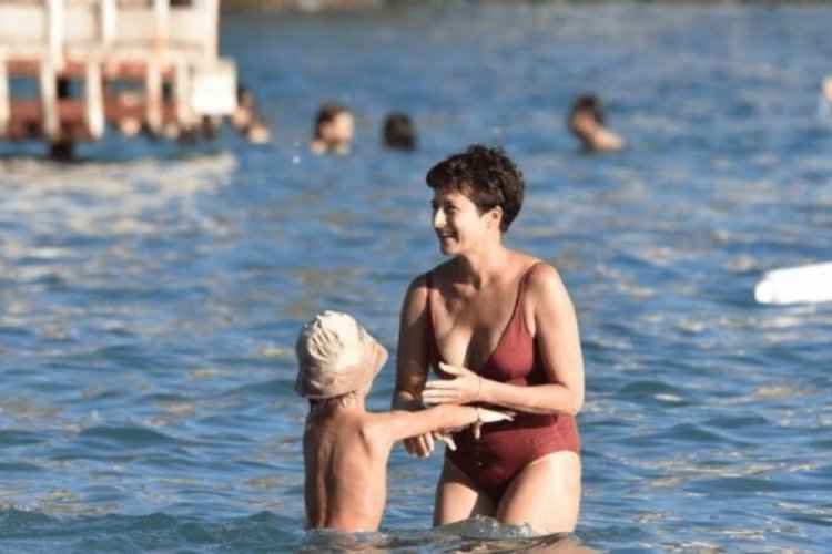 Canan Erg&uuml;der ve oğlunun deniz keyfi