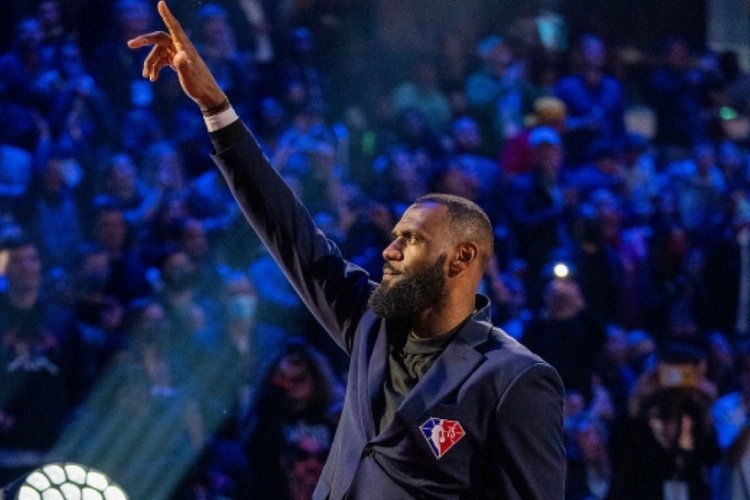 LeBron James, b&uuml;y&uuml;k hayaline yaklaştı