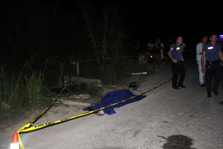 Antalya'da motosiklet yoldan &ccedil;ıkarak devrildi