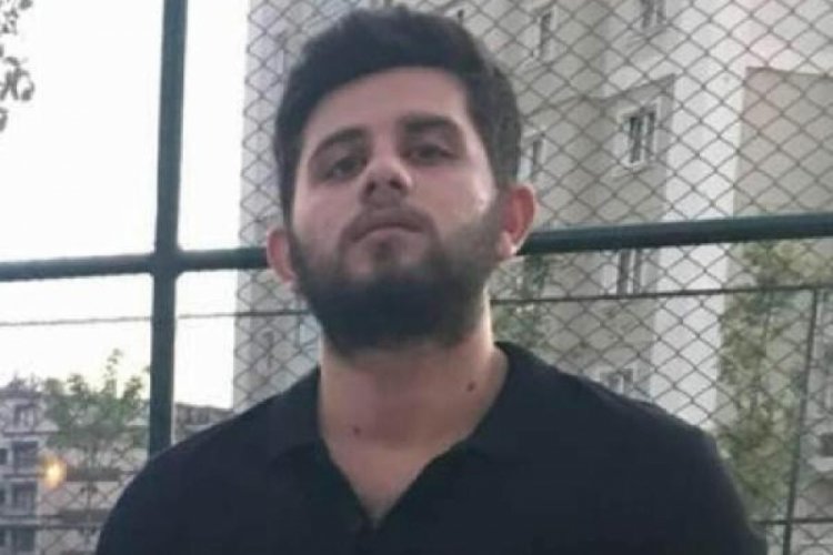 Duvara &ccedil;arpan otomobilin s&uuml;r&uuml;c&uuml;s&uuml; &ouml;ld&uuml;