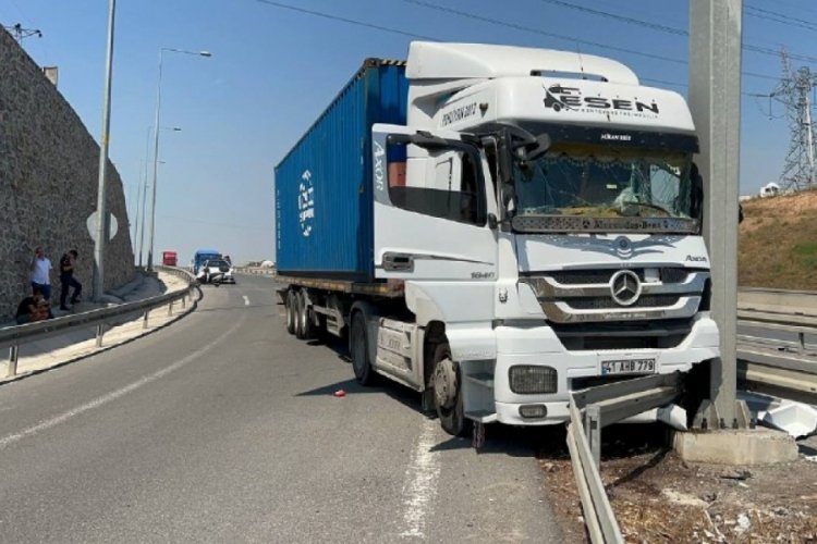 Kocaeli'de tır y&ouml;n tabelası direğine &ccedil;arptı