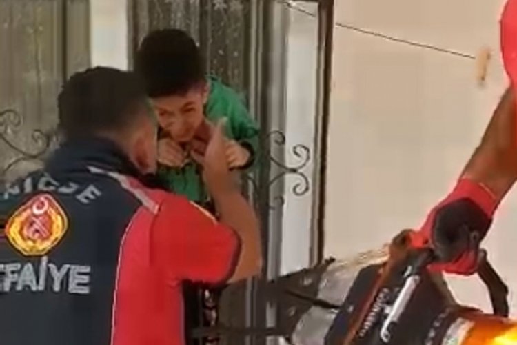 K&uuml;&ccedil;&uuml;k &ccedil;ocuğun kafası demir parmaklıklara sıkıştı