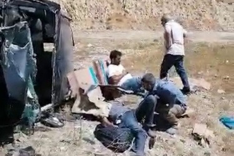 İki otomobil kafa kafaya &ccedil;arpıştığı kazada 4 kişi yaralandı