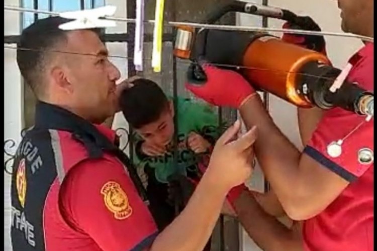 Pencere demirlerine başı sıkışan Eren'i itfaiyeciler kurtardı