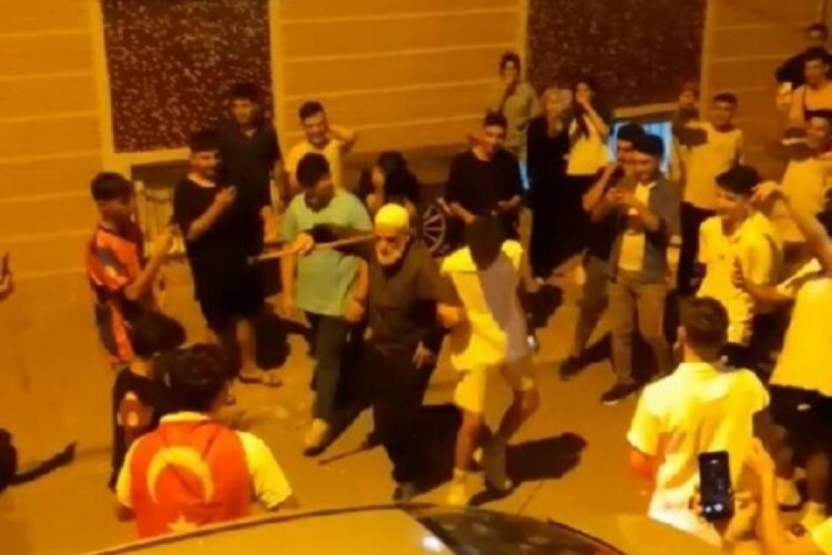 Bastonuyla dans eden yaşlı amca ilgi odağı oldu