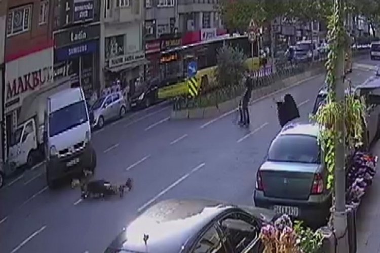 Elektrikli scooter ile minib&uuml;s &ccedil;arpıştı
