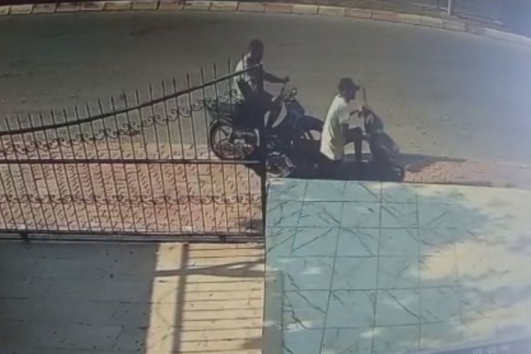 G&uuml;nd&uuml;z vakti sokak ortasında motosiklet hırsızlığı