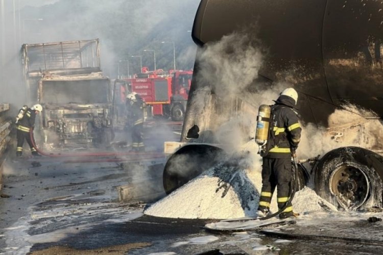 Tanker tırla &ccedil;arpıştı, TEM Otoyolu trafiğe kapandı