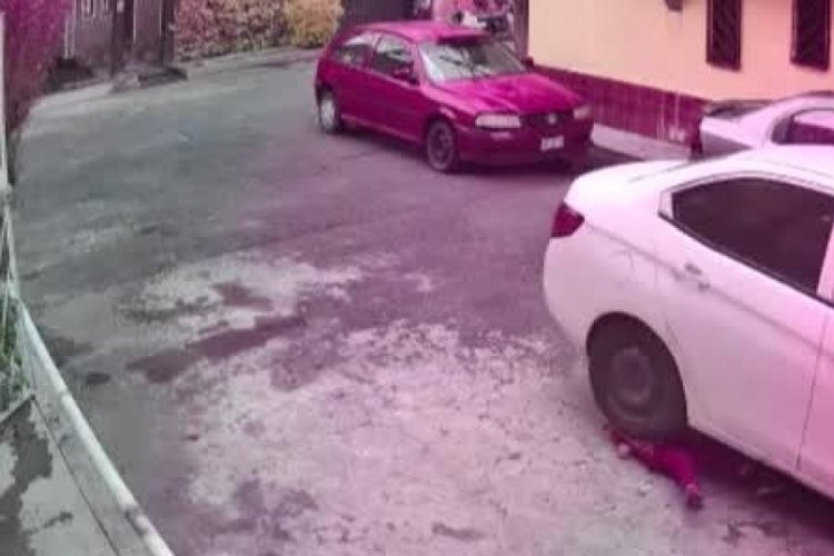 Oyuncağının peşinden koşan &ccedil;ocuk aracın altında kaldı