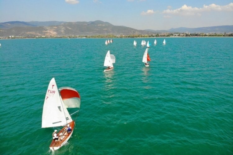 Bursa'da İznik G&ouml;l&uuml;'nde r&uuml;zgara karşı kıyasıya m&uuml;cadele başladı