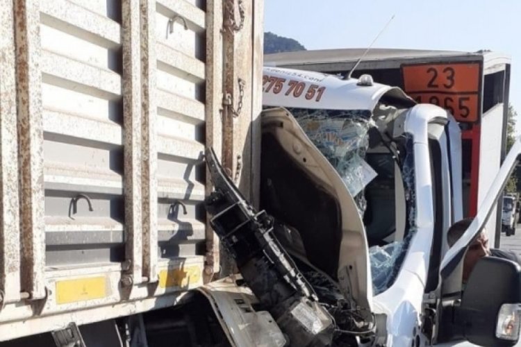 T&uuml;p y&uuml;kl&uuml; kamyonet kamyona &ccedil;arptı: 1 yaralı