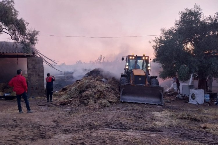 3 ton samanın bulunduğu damda yangın &ccedil;ıktı