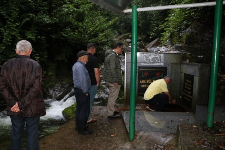 Zararlı olduğu kanıtlanan &ccedil;eşmeden inadına su i&ccedil;iyorlar