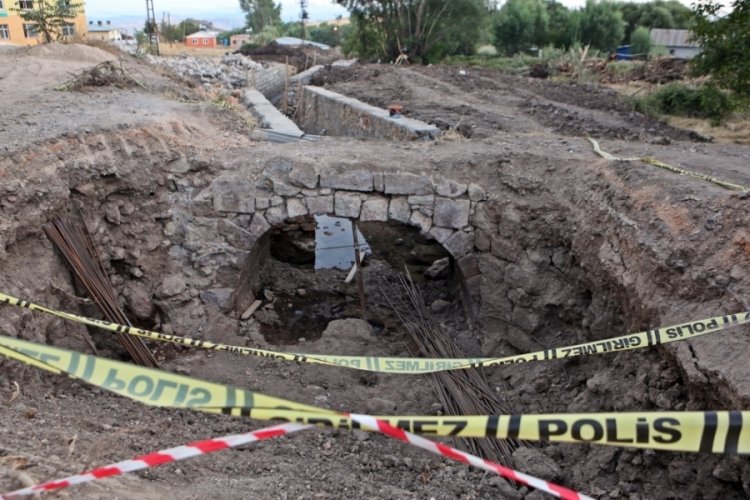 Tarihi k&ouml;pr&uuml; ortaya &ccedil;ıkınca dere ıslah &ccedil;alışması durduruldu