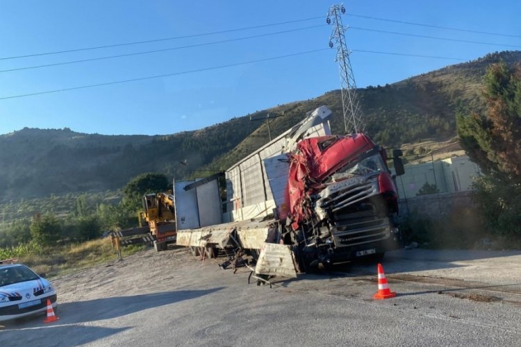 Afyonkarahisar'da domates y&uuml;kl&uuml; tır devrildi, 1 kişi yaralandı