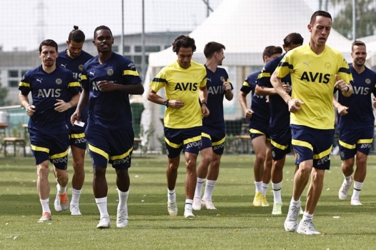 Fenerbah&ccedil;e, Adana Demirspor ma&ccedil;ı &ouml;ncesi ilk antrenmanını Viyana'da yaptı