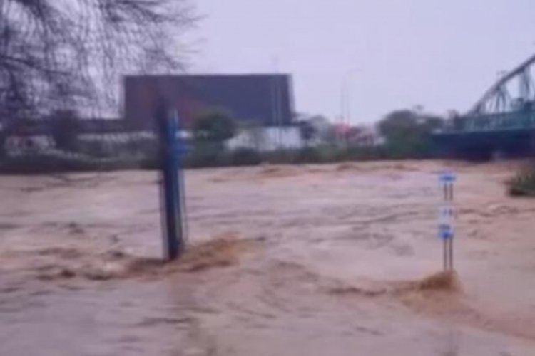 Yeni Zelanda'da meydana gelen selde 400 ev tahliye edildi