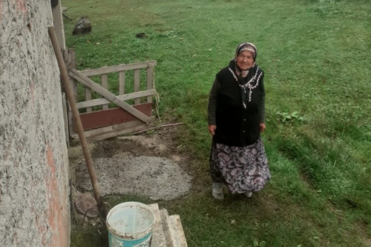 Ordu'da dinamit patlatılan yoldan fırlayan kayalar, evin &ccedil;atısı ve duvarını yıktı
