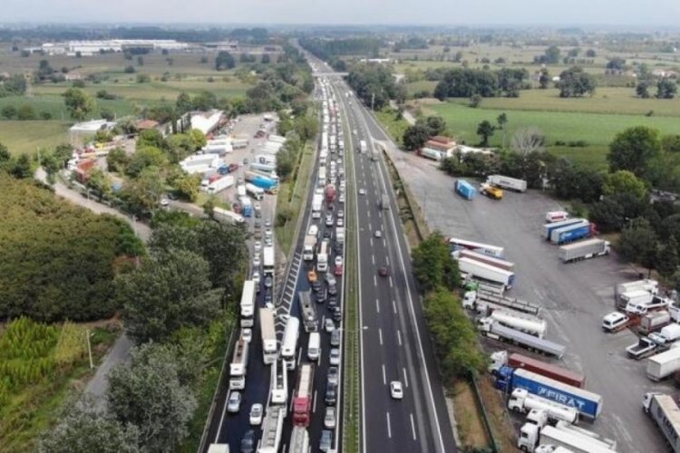 Anadolu Otoyolu'nda otomobil kamyonun altına girdi