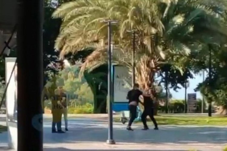 Antalya'da yumruk yumruğa birbirlerine girdiler