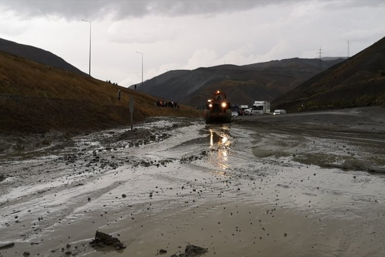 Erzincan-Sivas kara yolu ulaşıma kapandı